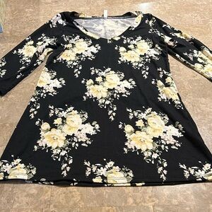 BNWOT Small Piphany 3/4 sleeve v-neck Top